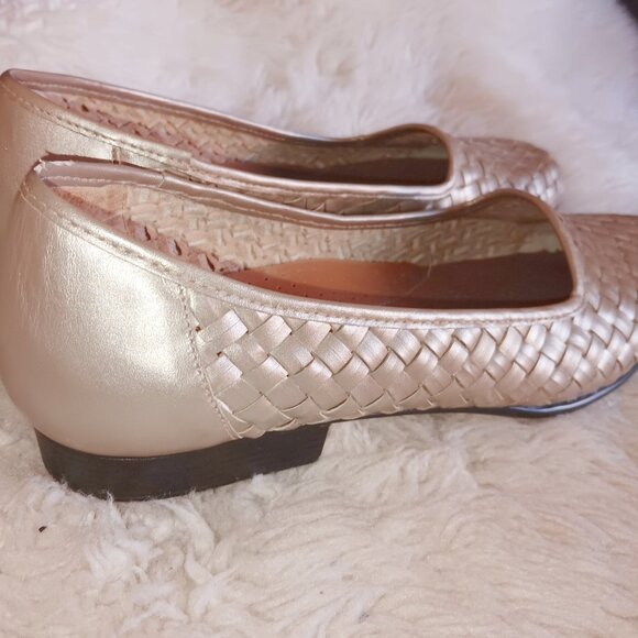 Gilded Bronze-tone Comfort - Beautiful Naturalizer Leather (upper) Flats - Picture 4 of 4
